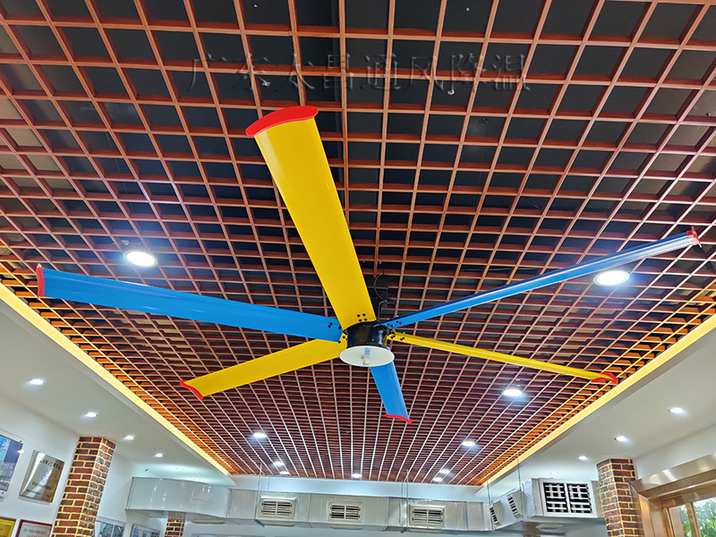 有了這臺工業(yè)大風扇，空調(diào)費都省了！