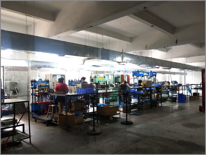 樟木頭吸盤廠車間降溫工程,環(huán)?？照{,車間降溫,大型空調,廠房降溫,潤東方環(huán)?？照{